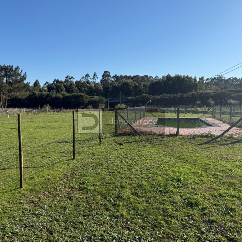 Parcela urbanizable 2.569 m² con proyecto, sótano y piscina en Goián (Tomiño)