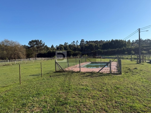 Parcela urbanizable 2.569 m² con proyecto, sótano y piscina en Goián (Tomiño)