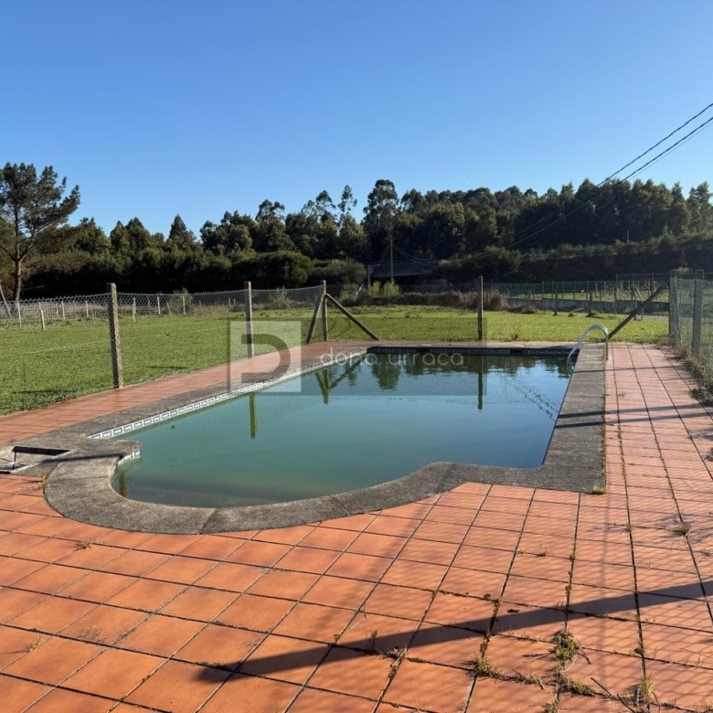 Parcela urbanizable 2.569 m² con proyecto, sótano y piscina en Goián (Tomiño)