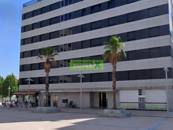 Gran local comercial de 220 m² frente a plaza pública en Campolongo (Ciudad Administrativa)