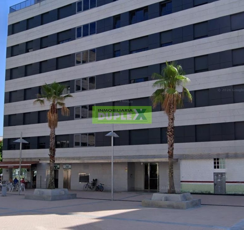 Gran local comercial de 220 m² frente a plaza pública en Campolongo (Ciudad Administrativa)