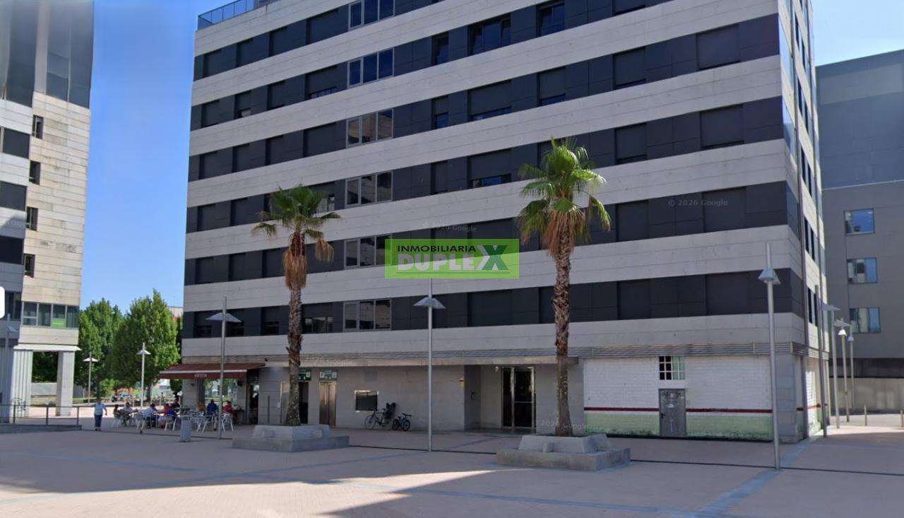 Gran local comercial de 220 m² frente a plaza pública en Campolongo (Ciudad Administrativa)