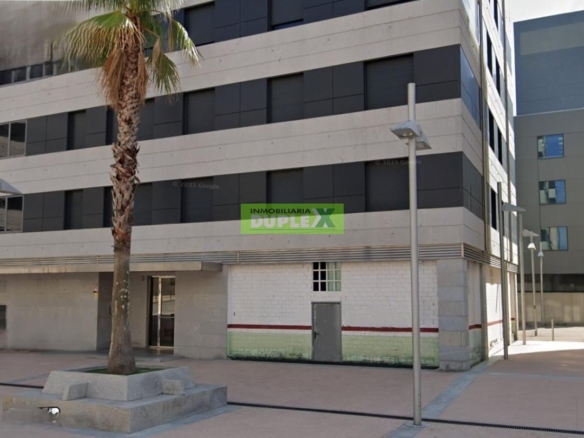 Gran local comercial de 220 m² frente a plaza pública en Campolongo (Ciudad Administrativa)