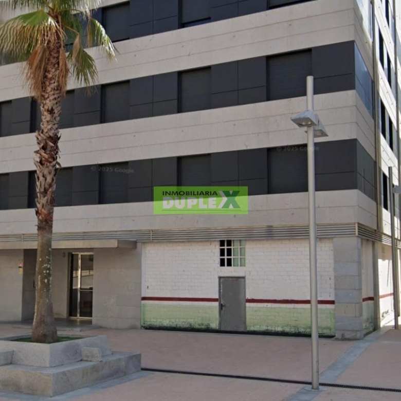 Gran local comercial de 220 m² frente a plaza pública en Campolongo (Ciudad Administrativa)