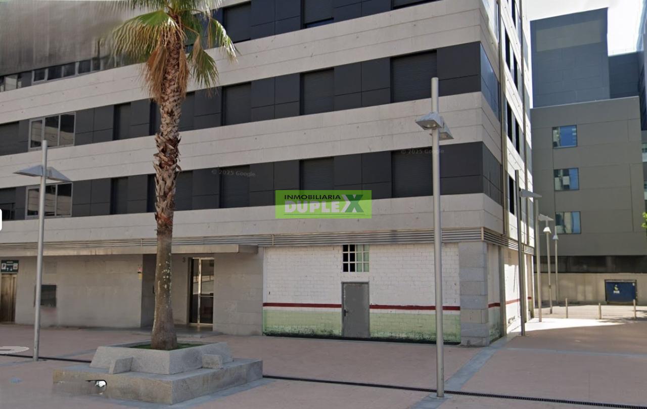 Gran local comercial de 220 m² frente a plaza pública en Campolongo (Ciudad Administrativa)