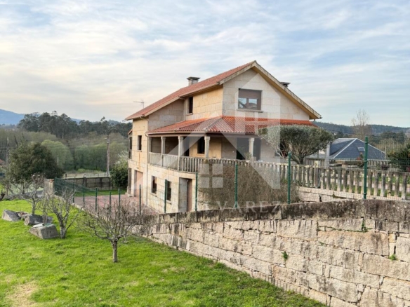 SE VENDE  IMPRESIONANTE CASA DE PIEDRA EN MOURENTE ZONA DEL LICEO CASINO MERCANTIL PRÓXIMA A LA CIUDAD DE PONTEVEDRA