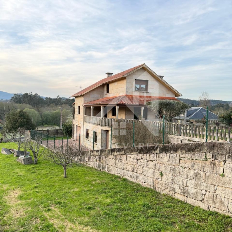SE VENDE  IMPRESIONANTE CASA DE PIEDRA EN MOURENTE ZONA DEL LICEO CASINO MERCANTIL PRÓXIMA A LA CIUDAD DE PONTEVEDRA