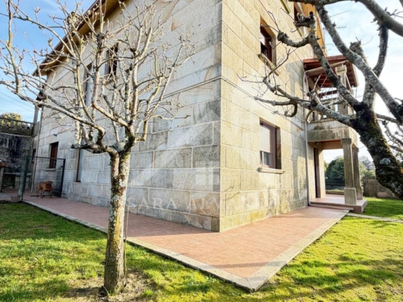 SE VENDE  IMPRESIONANTE CASA DE PIEDRA EN MOURENTE ZONA DEL LICEO CASINO MERCANTIL PRÓXIMA A LA CIUDAD DE PONTEVEDRA