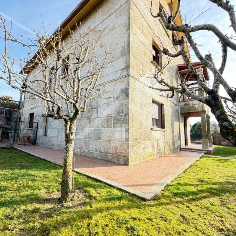 SE VENDE  IMPRESIONANTE CASA DE PIEDRA EN MOURENTE ZONA DEL LICEO CASINO MERCANTIL PRÓXIMA A LA CIUDAD DE PONTEVEDRA
