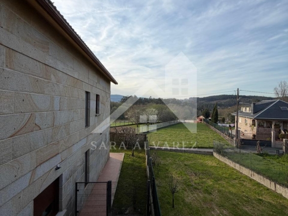 SE VENDE  IMPRESIONANTE CASA DE PIEDRA EN MOURENTE ZONA DEL LICEO CASINO MERCANTIL PRÓXIMA A LA CIUDAD DE PONTEVEDRA