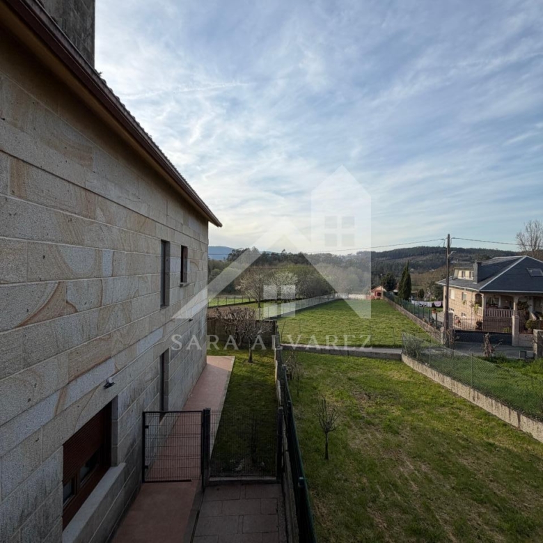 SE VENDE  IMPRESIONANTE CASA DE PIEDRA EN MOURENTE ZONA DEL LICEO CASINO MERCANTIL PRÓXIMA A LA CIUDAD DE PONTEVEDRA