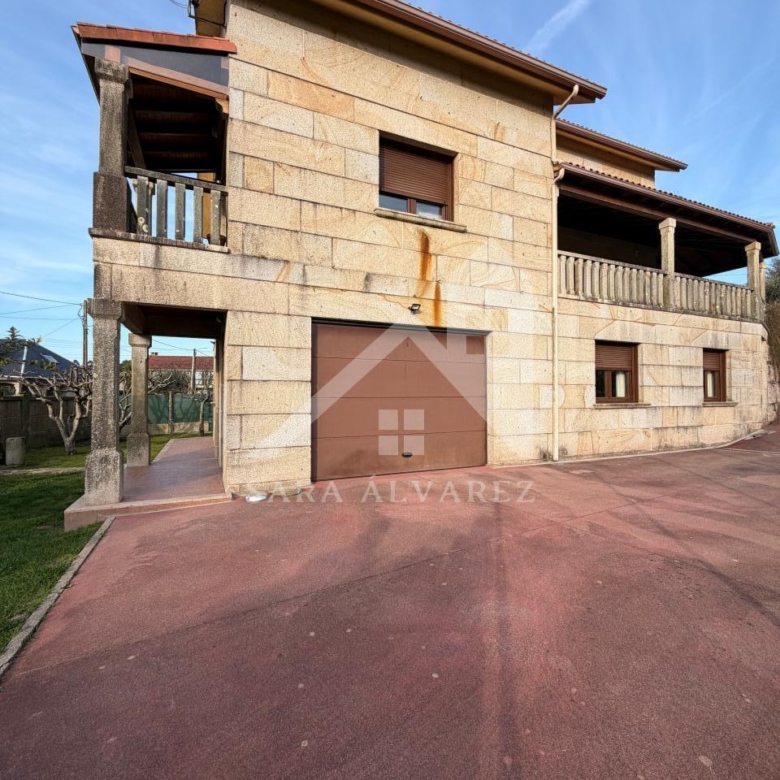 SE VENDE  IMPRESIONANTE CASA DE PIEDRA EN MOURENTE ZONA DEL LICEO CASINO MERCANTIL PRÓXIMA A LA CIUDAD DE PONTEVEDRA