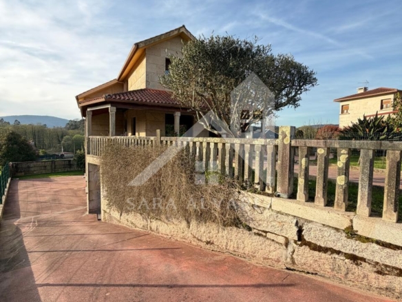 SE VENDE  IMPRESIONANTE CASA DE PIEDRA EN MOURENTE ZONA DEL LICEO CASINO MERCANTIL PRÓXIMA A LA CIUDAD DE PONTEVEDRA