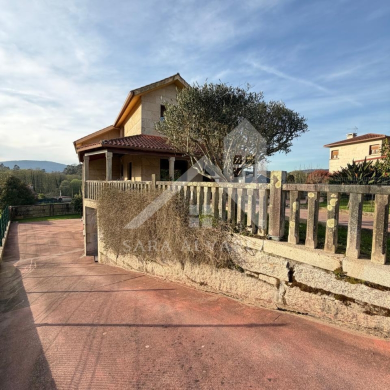 SE VENDE  IMPRESIONANTE CASA DE PIEDRA EN MOURENTE ZONA DEL LICEO CASINO MERCANTIL PRÓXIMA A LA CIUDAD DE PONTEVEDRA