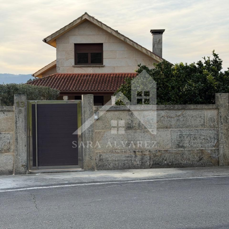SE VENDE  IMPRESIONANTE CASA DE PIEDRA EN MOURENTE ZONA DEL LICEO CASINO MERCANTIL PRÓXIMA A LA CIUDAD DE PONTEVEDRA