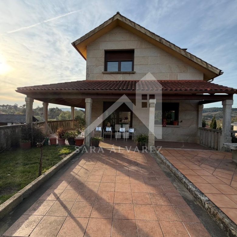 SE VENDE  IMPRESIONANTE CASA DE PIEDRA EN MOURENTE ZONA DEL LICEO CASINO MERCANTIL PRÓXIMA A LA CIUDAD DE PONTEVEDRA