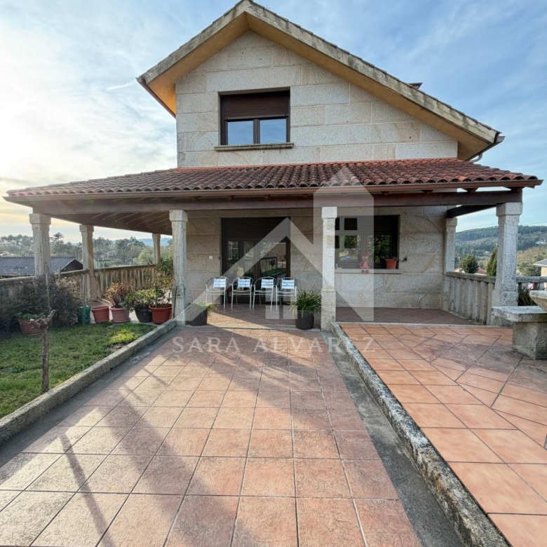 SE VENDE  IMPRESIONANTE CASA DE PIEDRA EN MOURENTE ZONA DEL LICEO CASINO MERCANTIL PRÓXIMA A LA CIUDAD DE PONTEVEDRA
