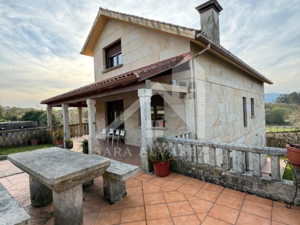 SE VENDE  IMPRESIONANTE CASA DE PIEDRA EN MOURENTE ZONA DEL LICEO CASINO MERCANTIL PRÓXIMA A LA CIUDAD DE PONTEVEDRA