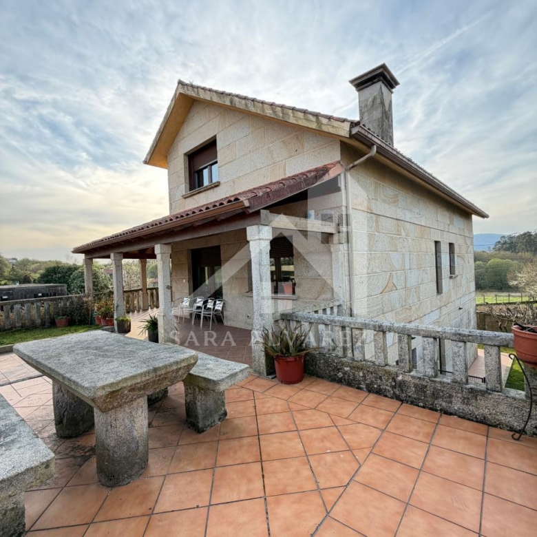 SE VENDE  IMPRESIONANTE CASA DE PIEDRA EN MOURENTE ZONA DEL LICEO CASINO MERCANTIL PRÓXIMA A LA CIUDAD DE PONTEVEDRA