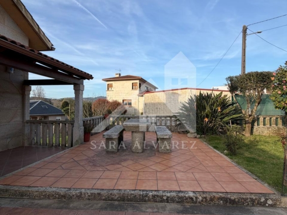 SE VENDE  IMPRESIONANTE CASA DE PIEDRA EN MOURENTE ZONA DEL LICEO CASINO MERCANTIL PRÓXIMA A LA CIUDAD DE PONTEVEDRA