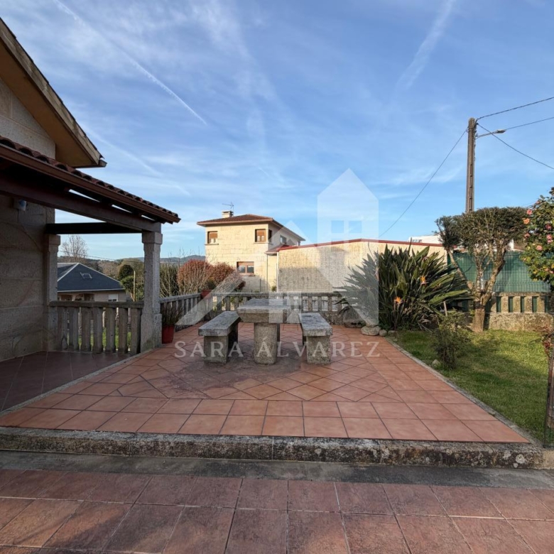 SE VENDE  IMPRESIONANTE CASA DE PIEDRA EN MOURENTE ZONA DEL LICEO CASINO MERCANTIL PRÓXIMA A LA CIUDAD DE PONTEVEDRA