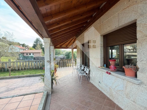 SE VENDE  IMPRESIONANTE CASA DE PIEDRA EN MOURENTE ZONA DEL LICEO CASINO MERCANTIL PRÓXIMA A LA CIUDAD DE PONTEVEDRA