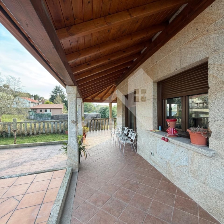 SE VENDE  IMPRESIONANTE CASA DE PIEDRA EN MOURENTE ZONA DEL LICEO CASINO MERCANTIL PRÓXIMA A LA CIUDAD DE PONTEVEDRA