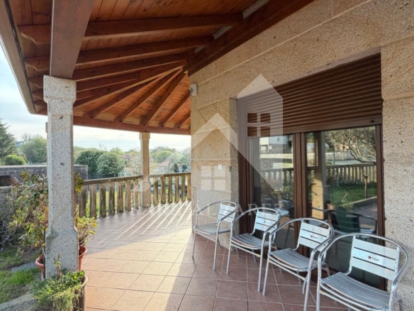 SE VENDE  IMPRESIONANTE CASA DE PIEDRA EN MOURENTE ZONA DEL LICEO CASINO MERCANTIL PRÓXIMA A LA CIUDAD DE PONTEVEDRA