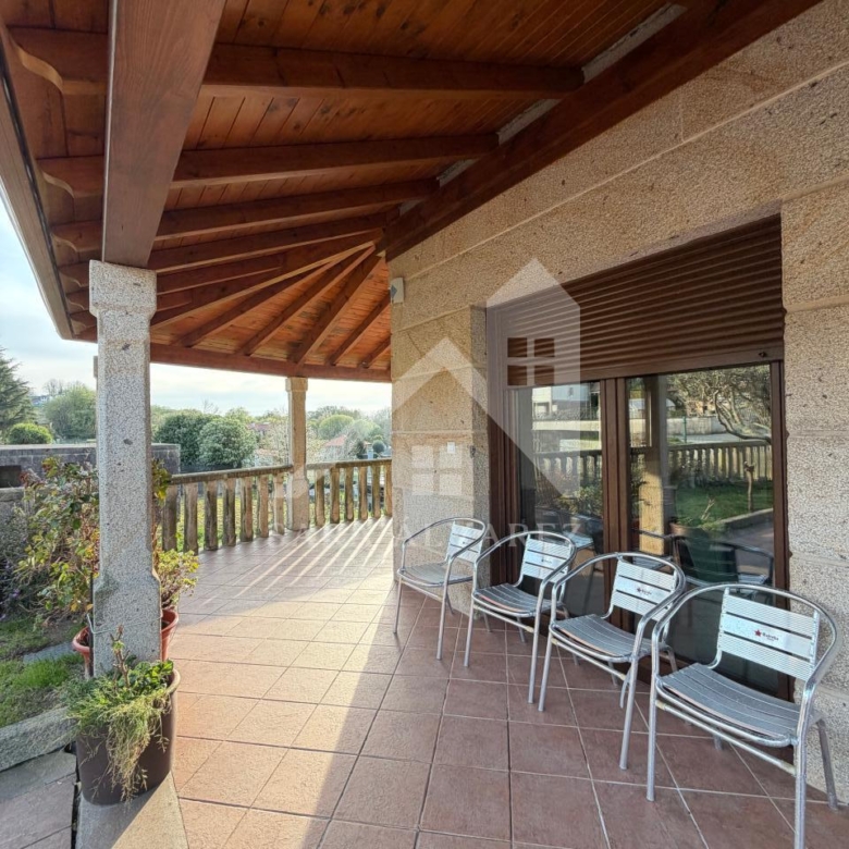 SE VENDE  IMPRESIONANTE CASA DE PIEDRA EN MOURENTE ZONA DEL LICEO CASINO MERCANTIL PRÓXIMA A LA CIUDAD DE PONTEVEDRA