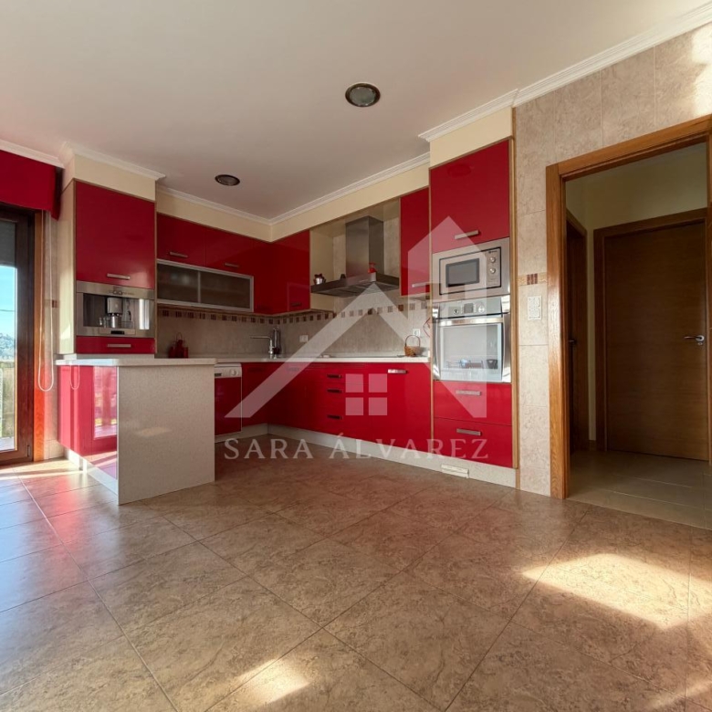 SE VENDE  IMPRESIONANTE CASA DE PIEDRA EN MOURENTE ZONA DEL LICEO CASINO MERCANTIL PRÓXIMA A LA CIUDAD DE PONTEVEDRA