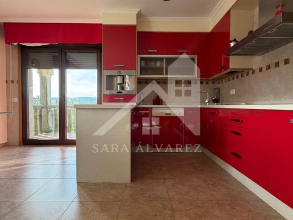 SE VENDE  IMPRESIONANTE CASA DE PIEDRA EN MOURENTE ZONA DEL LICEO CASINO MERCANTIL PRÓXIMA A LA CIUDAD DE PONTEVEDRA
