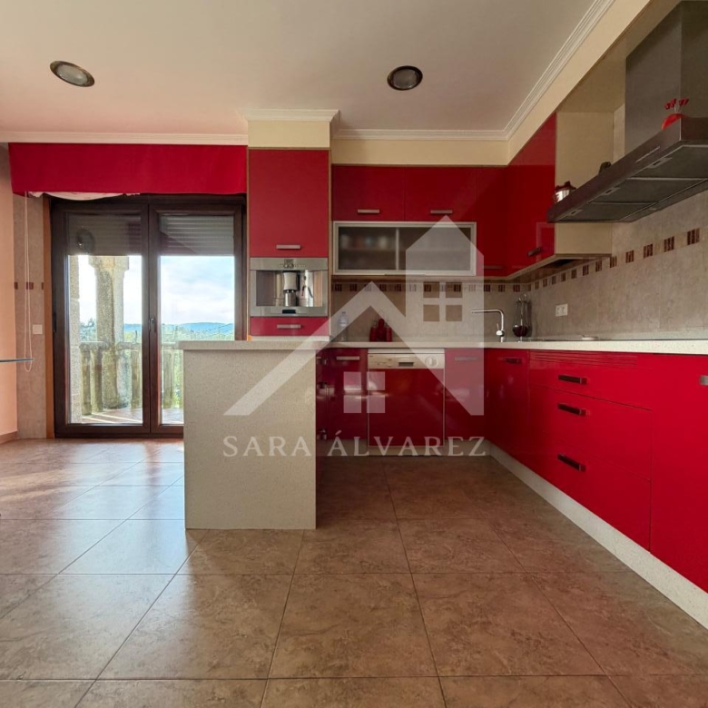 SE VENDE  IMPRESIONANTE CASA DE PIEDRA EN MOURENTE ZONA DEL LICEO CASINO MERCANTIL PRÓXIMA A LA CIUDAD DE PONTEVEDRA