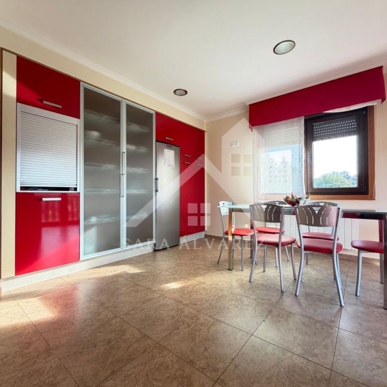 SE VENDE  IMPRESIONANTE CASA DE PIEDRA EN MOURENTE ZONA DEL LICEO CASINO MERCANTIL PRÓXIMA A LA CIUDAD DE PONTEVEDRA