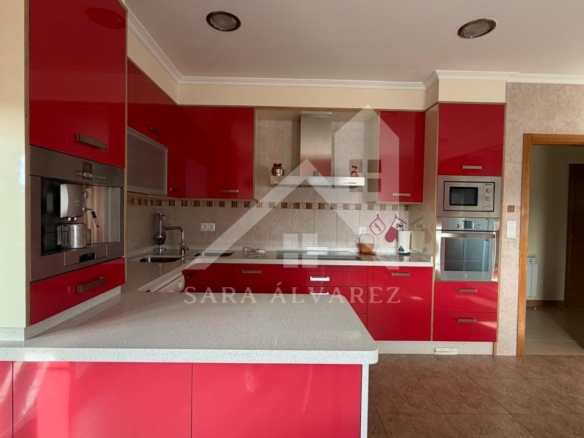 SE VENDE  IMPRESIONANTE CASA DE PIEDRA EN MOURENTE ZONA DEL LICEO CASINO MERCANTIL PRÓXIMA A LA CIUDAD DE PONTEVEDRA