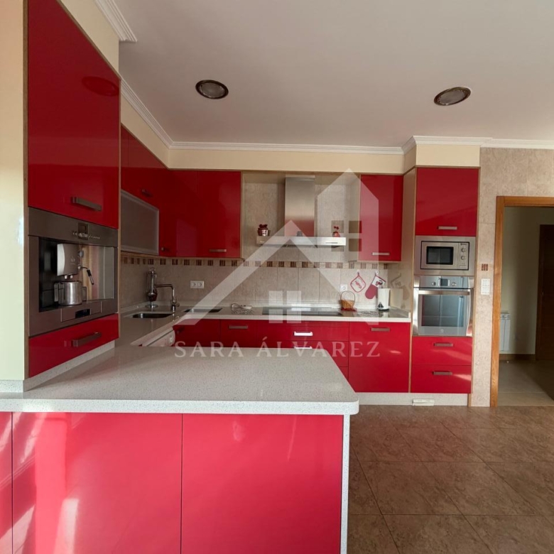 SE VENDE  IMPRESIONANTE CASA DE PIEDRA EN MOURENTE ZONA DEL LICEO CASINO MERCANTIL PRÓXIMA A LA CIUDAD DE PONTEVEDRA