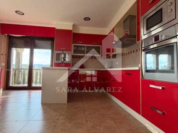SE VENDE  IMPRESIONANTE CASA DE PIEDRA EN MOURENTE ZONA DEL LICEO CASINO MERCANTIL PRÓXIMA A LA CIUDAD DE PONTEVEDRA