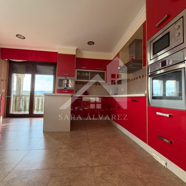 SE VENDE  IMPRESIONANTE CASA DE PIEDRA EN MOURENTE ZONA DEL LICEO CASINO MERCANTIL PRÓXIMA A LA CIUDAD DE PONTEVEDRA