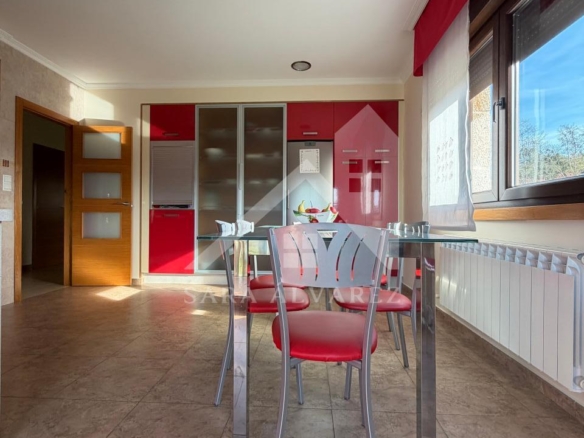 SE VENDE  IMPRESIONANTE CASA DE PIEDRA EN MOURENTE ZONA DEL LICEO CASINO MERCANTIL PRÓXIMA A LA CIUDAD DE PONTEVEDRA