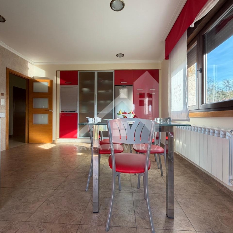 SE VENDE  IMPRESIONANTE CASA DE PIEDRA EN MOURENTE ZONA DEL LICEO CASINO MERCANTIL PRÓXIMA A LA CIUDAD DE PONTEVEDRA