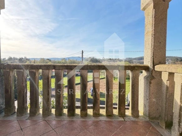 SE VENDE  IMPRESIONANTE CASA DE PIEDRA EN MOURENTE ZONA DEL LICEO CASINO MERCANTIL PRÓXIMA A LA CIUDAD DE PONTEVEDRA