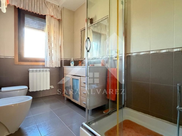 SE VENDE  IMPRESIONANTE CASA DE PIEDRA EN MOURENTE ZONA DEL LICEO CASINO MERCANTIL PRÓXIMA A LA CIUDAD DE PONTEVEDRA