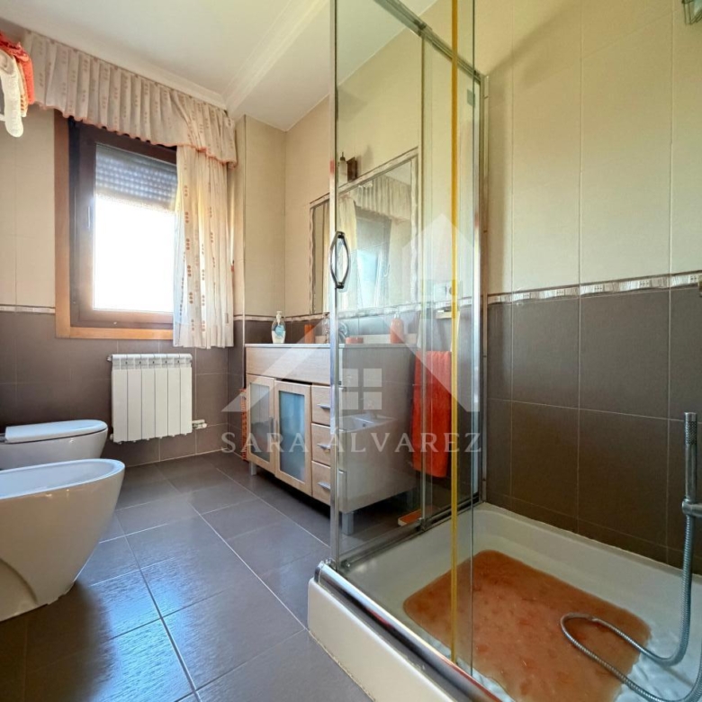 SE VENDE  IMPRESIONANTE CASA DE PIEDRA EN MOURENTE ZONA DEL LICEO CASINO MERCANTIL PRÓXIMA A LA CIUDAD DE PONTEVEDRA