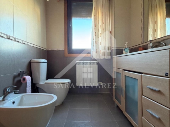 SE VENDE  IMPRESIONANTE CASA DE PIEDRA EN MOURENTE ZONA DEL LICEO CASINO MERCANTIL PRÓXIMA A LA CIUDAD DE PONTEVEDRA