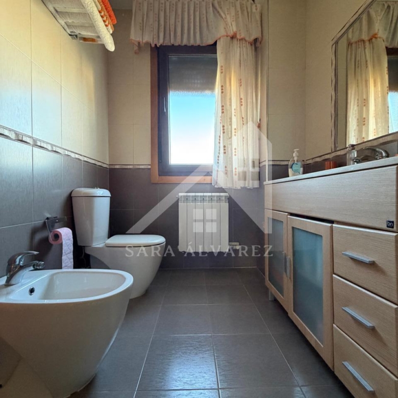 SE VENDE  IMPRESIONANTE CASA DE PIEDRA EN MOURENTE ZONA DEL LICEO CASINO MERCANTIL PRÓXIMA A LA CIUDAD DE PONTEVEDRA
