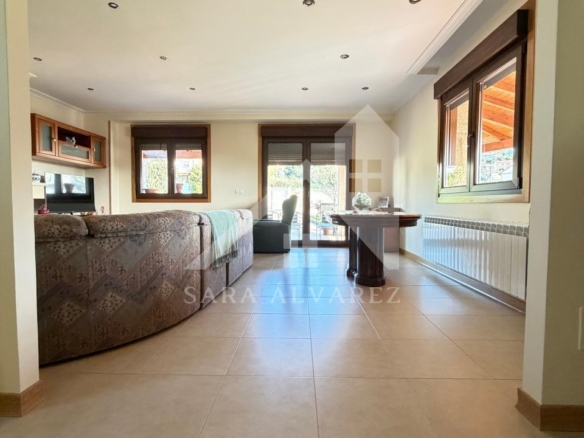 SE VENDE  IMPRESIONANTE CASA DE PIEDRA EN MOURENTE ZONA DEL LICEO CASINO MERCANTIL PRÓXIMA A LA CIUDAD DE PONTEVEDRA