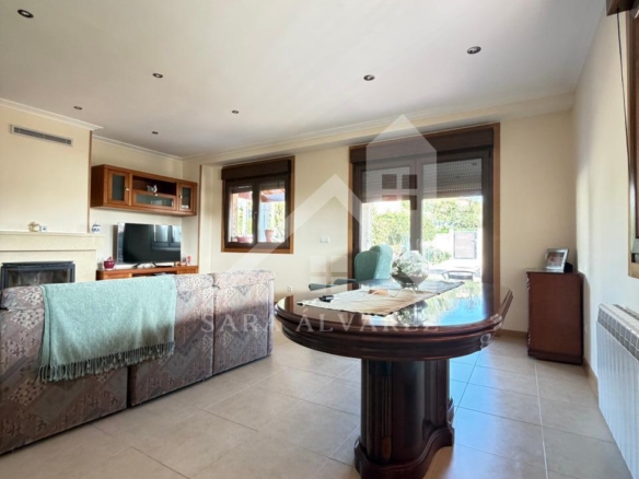 SE VENDE  IMPRESIONANTE CASA DE PIEDRA EN MOURENTE ZONA DEL LICEO CASINO MERCANTIL PRÓXIMA A LA CIUDAD DE PONTEVEDRA
