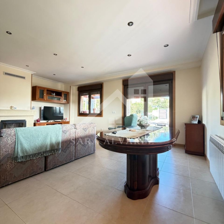 SE VENDE  IMPRESIONANTE CASA DE PIEDRA EN MOURENTE ZONA DEL LICEO CASINO MERCANTIL PRÓXIMA A LA CIUDAD DE PONTEVEDRA