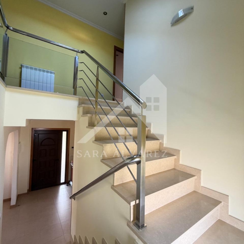 SE VENDE  IMPRESIONANTE CASA DE PIEDRA EN MOURENTE ZONA DEL LICEO CASINO MERCANTIL PRÓXIMA A LA CIUDAD DE PONTEVEDRA