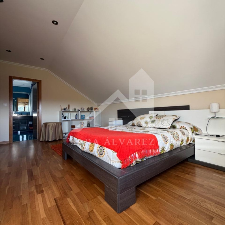 SE VENDE  IMPRESIONANTE CASA DE PIEDRA EN MOURENTE ZONA DEL LICEO CASINO MERCANTIL PRÓXIMA A LA CIUDAD DE PONTEVEDRA