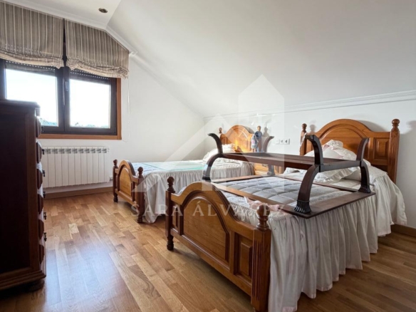 SE VENDE  IMPRESIONANTE CASA DE PIEDRA EN MOURENTE ZONA DEL LICEO CASINO MERCANTIL PRÓXIMA A LA CIUDAD DE PONTEVEDRA